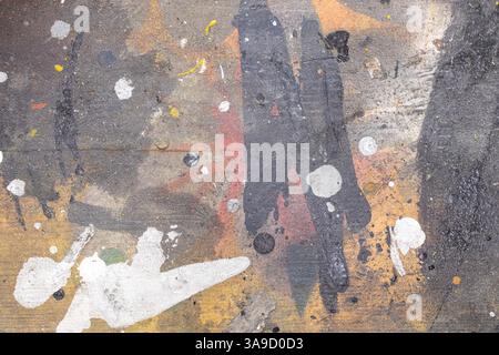 Malt violette und gelbe und weiße und rote und schwarze Flecken auf einem Holzbrett als Hintergrund, mehrfarbiger abstrakter Hintergrund Stockfoto