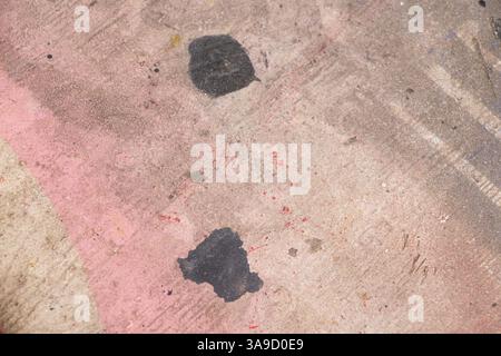 Malt violette und gelbe und weiße und rote und schwarze Flecken auf einem Holzbrett als Hintergrund, mehrfarbiger abstrakter Hintergrund Stockfoto