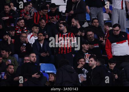 Neapel, Kampanien, ITALIEN. 30. März 2025. Während des Fußballspiels vom 30.03.2025, gültig für die italienische Meisterschaft der Serie A - 2024/25 in Neapel im Diego Armando Maradona Stadion zwischen SSC Napoli und AC Mailand. Auf dem Foto: Befürworter des AC Mailand (Credit Image: © Fabio Sasso/ZUMA Press Wire) NUR REDAKTIONELLE VERWENDUNG! Nicht für kommerzielle ZWECKE! Stockfoto