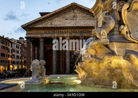 Der antike Pantheon-Brunnen unter dem Abendhimmel. Das Foto wurde am 14. Februar 2025 in Rom, Region Latium, Italien aufgenommen. Stockfoto