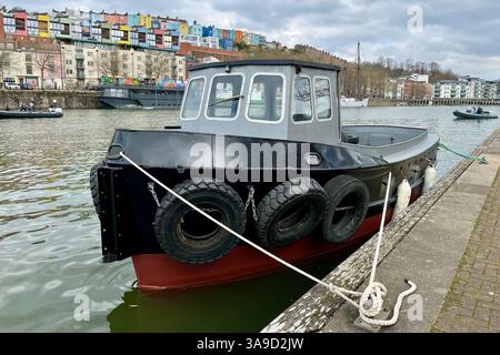 Ein kleines Fischerboot, das am Ufer des schwimmenden Hafens von Bristol nahe Hotwells vor Anker liegt. Bristol, England, Vereinigtes Königreich. März 2025. Stockfoto