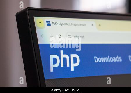 New York, USA - 30. März 2025: Die Homepage der offiziellen PHP-Programmiersprache wird auf dem Computerbildschirm mit Logo und Downloadmenü angezeigt Stockfoto