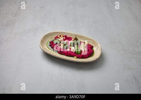 Rote Bete Hummus mit Pinienkernen und Tofu Stockfoto