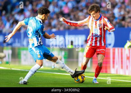 Barcelona, Spanien. März 2025. Rodrigo Riquelme (17) von Atletico Madrid und Omar El Hilali (23) von Espanyol wurden während des LaLiga-Spiels zwischen Espanyol und Athletic Club im Stage Front Stadium in Barcelona gesehen. Stockfoto