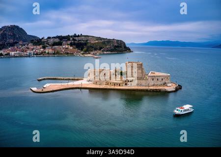 Bourtzi ist eine historische Wasserburg auf einer kleinen Insel vor Nafplio, Griechenland, mit Steinmauern und Türmchen. Umgeben von der Ägäis bietet es einen Einblick in Griechenlands maritime Geschichte Stockfoto