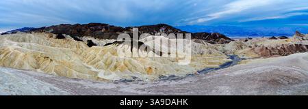 Death Valley, Zabriskie Point am stürmischen Morgen Panorama, Death Valley National Park, Kalifornien, USA Stockfoto