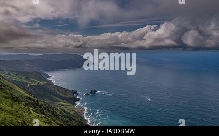 20. August 2024 - Spanien: Atemberaubender blick auf eine dramatische Küste, die unter einem bewölkten Himmel auf das weite Meer trifft Stockfoto