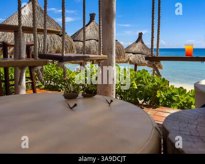 Cancun, Mexiko; 24. September 2023: Erleben Sie Cancun Beach Bar-Glück an einem paradiesischen Strand unter tropischer Sonne. Genießen Sie erfrischende Getränke. Stockfoto