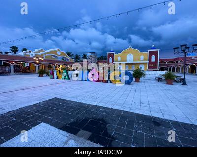 Cancun, Mexiko; 26. September 2023: Fangen Sie das lebhafte „Viva Mexico“-Schild an der Hacienda Doña Isabel im Grand Bahia Principe-Komplex in Cancun ein. Stockfoto