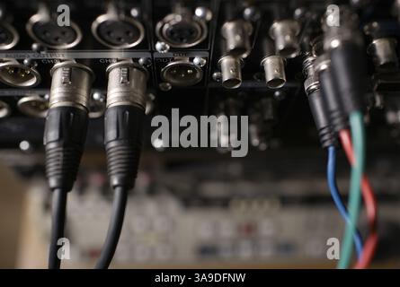 Digitale RGB-Video- und XLR-Audio-Kabel auf der Rückseite des professionellen Videorecorders Stockfoto