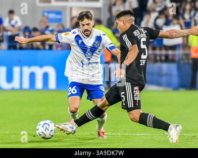 Buenos Aires, Argentinien. märz 2025. Agustin Bouzat (links) und Pedro Ramirez (rechts) kämpfen um den Ball im Spiel zwischen Velez Sarsfield und Stockfoto