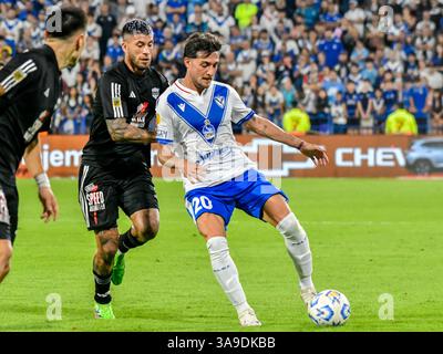Buenos Aires, Argentinien. märz 2025. Francisco Pizinni (rechts) kämpft im Spiel zwischen Velez Sarsfield und Deportivo Riestra um den Ball. Bis Stockfoto