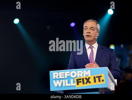 Birmingham, England, Großbritannien. März 2025. NIGEL FARAGE, Vorsitzender der Reform UK und Parlamentsabgeordneter von Clacton, spricht während der Kundgebung an seine Anhänger. Reform UK Rallye in der Utilita Arena in Birmingham, Großbritannien. Reform UK hat behauptet, dass die Demonstration in Birmingham, die zur Einleitung der Kampagne der Partei für die bevorstehenden Kommunal- und Bürgermeisterwahlen organisiert wurde, die größte Demonstration in der modernen britischen politischen Geschichte sein wird. Laut Umfragen kann Reform UK Hunderte von Räten gewinnen. (Kreditbild: © Martin Pope/ZUMA Press Wire) NUR REDAKTIONELLE VERWENDUNG! Nicht für kommerzielle ZWECKE! Stockfoto