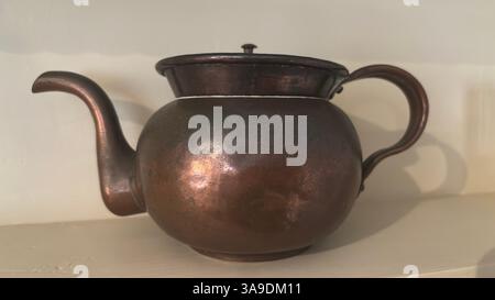 Alte Teekanne aus Metall. Traditionell hergestellt. Retro-Stil aus der Sowjetunion Stockfoto