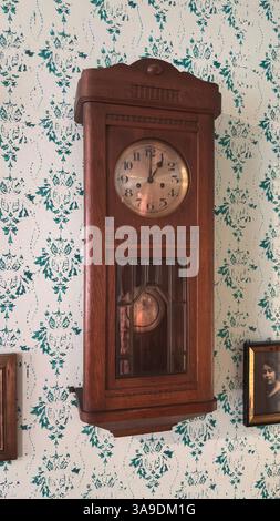 Vintage alte sowjetische Ära klassische analoge Wanduhr Uhr Uhr Zeiger Gesicht Retro Design Polski Stockfoto