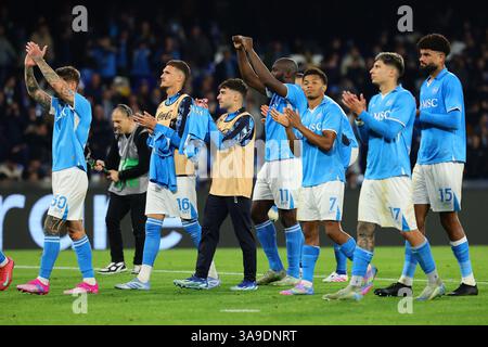 Neapel, Italien. 30. März 2025. Die Spieler des SSC Napoli feiern am Ende des Fußballspiels der Serie A zwischen dem SSC Napoli und dem AC Milan im Diego Armando Maradona Stadion in Neapel (Italien) am 30. März 2025. Quelle: Insidefoto/Alamy Live News Stockfoto