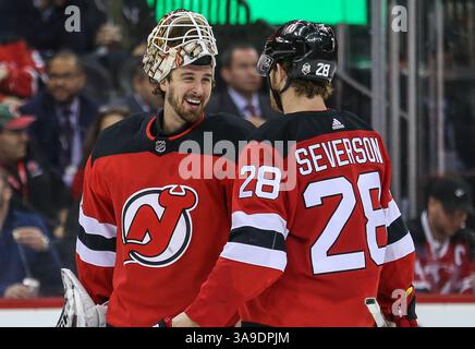 27. Oktober 2017: Keith Kinkaid (1) und Damon Severson (28) sprechen während eines Spiels zwischen den Ottawa Senators und den New Jersey Devils im Prudential Center in Newark, NJ Mike Langish/Cal Sport Media. (Kreditbild: &Copy; Mike Langish/CSM via ZUMA Wire) Stockfoto
