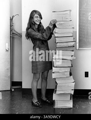 Margaret Hamilton, US-amerikanische Computerwissenschaftlerin Margaret Elaine Hamilton. Hamilton steht neben der Liste der Software, die sie und ihr mit-Team für das NASA Apollo-Projekt produziert haben Stockfoto