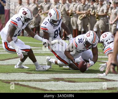 4. November 2017 - College Station, TX, USA - Auburn Tigers Running Back Malik Miller (32) gewinnt einen blockierten Punt in der Endzone für einen Touchdown während des zweiten Viertels eines NCAA College Football Spiels zwischen den Texas A&M Aggies und den Auburn Tigers im Kyle Field in College Station, Texas. (Bild: © Scott W. Coleman via ZUMA Wire) Stockfoto