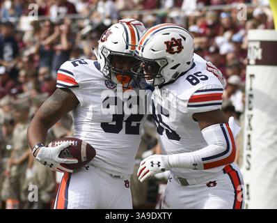 4. November 2017 - College Station, TX, USA - Auburn Tigers Tight End Jalen Harris (85) gratuliert Auburn Tigers Running Back Malik Miller (32), nachdem sie im zweiten Quartal eines NCAA College Football-Spiels zwischen den Texas A&M Aggies und den Auburn Tigers im Kyle Field in College Station, Texas einen Touchdown erzielt hatte. (Bild: © Scott W. Coleman via ZUMA Wire) Stockfoto