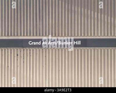 Los Angeles, CA - 24. März 2025: Schild zur Metrostation Grand Avenue/Bunker Hill in Los Angeles Stockfoto