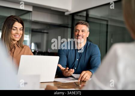 Professionelle Führungskräfte, die bei Vorstandssitzungen im Büro arbeiten. Stockfoto