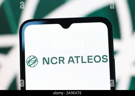 In dieser Abbildung wird das Logo der NCR Atleos Corporation auf einem Smartphone-Bildschirm angezeigt. Stockfoto