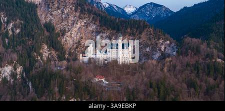 Blick aus der Vogelperspektive auf Schloss Neuschwanstein mit Wald- und Bergkulisse Stockfoto