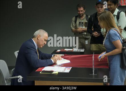 10. Dezember 2007: Cambridge, MA, USA – der russische Anti-Putin-Dissident Garry Kasparov unterschreibt sein Buch „Winter is Coming“ im Starr Form am mit. Redner: Ko-Vorsitzende Elizabeth Wood. Garry Kasparow, Vorsitzender der Menschenrechtsstiftung, russischer Schachgroßmeister, ehemaliger Schachweltmeister, Schriftsteller und politischer Aktivist. Julia Ioffe. Julia Ioffe, in Moskau geborene amerikanische Journalistin, die sich mit Themen der nationalen Sicherheit und Außenpolitik für den Atlantik beschäftigt. Ko-Vorsitzende Carol Saivetz. (Bild: © Seamas Culligan via ZUMA Wire) Stockfoto