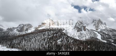 Aus der Vogelperspektive auf die schneebedeckten Dolomiten in der Nähe von Cortina, Italien Stockfoto