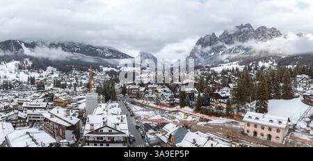 Aus der Vogelperspektive auf die schneebedeckte Cortina d'Ampezzo und die Dolomiten Stockfoto