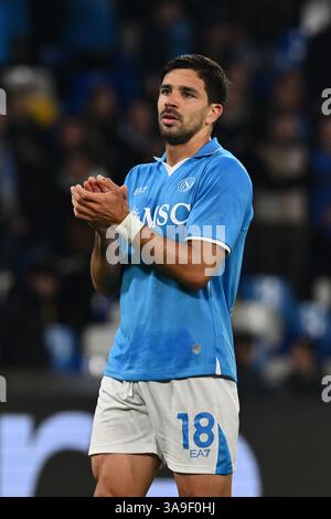 Neapel, Italien. 31. März 2025. Giovanni Simeone von S.S.C. Napoli begrüßt die Fans am 30. Tag der Serie A Meisterschaft zwischen S.S.C. Napoli und A.C. Milan im Diego Armando Maradona Stadium am 30. März 2025 in Neapel. Quelle: Unabhängige Fotoagentur/Alamy Live News Stockfoto