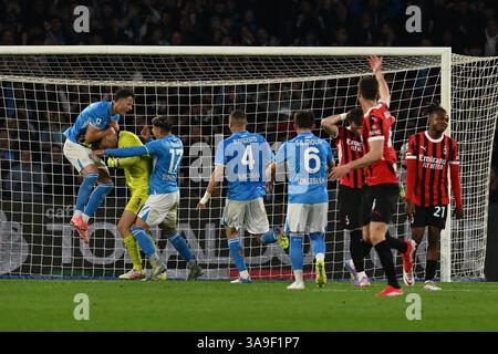 Neapel, Italien. 31. März 2025. Alex Meret von S.S.C. Napoli rettet den Strafstoß am 30. Tag der Serie A Meisterschaft zwischen S.S.C. Napoli und A.C. Milan im Diego Armando Maradona Stadium am 30. März 2025 in Neapel. Quelle: Unabhängige Fotoagentur/Alamy Live News Stockfoto
