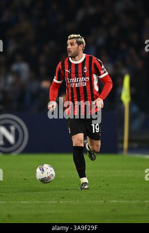 Neapel, Italien. 31. März 2025. Theo Hernandez von A.C. Mailand spielt am 30. Tag der Serie A Meisterschaft zwischen S.S.C. Napoli und A.C. Mailand im Diego Armando Maradona Stadion am 30. März 2025 in Neapel. Quelle: Unabhängige Fotoagentur/Alamy Live News Stockfoto