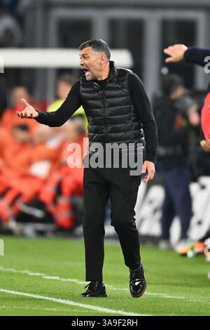 Neapel, Italien. 31. März 2025. Sergio Conceicao Trainer von A.C. Mailand nimmt am 30. Tag der Serie A Meisterschaft zwischen S.S.C. Napoli und A.C. Mailand am 30. März 2025 im Diego Armando Maradona Stadium in Neapel Teil. Quelle: Unabhängige Fotoagentur/Alamy Live News Stockfoto