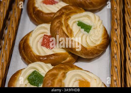 Viele süße Gebäckstücke in Körben auf der Theke im Lebensmittelgeschäft. Bäckerei auf dem Buffettisch. Geschäftsfrühstück und Catering bei Veranstaltungen. Verschiedene b Stockfoto
