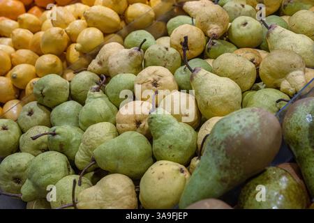 Riga, Lettland. August 30 Uhr 2023. Auswahl an frischem Obst im Supermarkt auf der Theke. Orangen, Zitronen Birnen, Äpfel auf dem Lebensmittelmarkt r Stockfoto