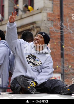 30. Oktober 2008 – Pittsburgh, PA, USA – 03. Februar 2009 – Pittsburgh, Pennsylvania – Pittsburgh Steelers Wide Receiver HINES WARD. Fans von Pittsburgh Steelers versammelten sich zu einer Siegesparade, um den Super Bowl XLIII der Pittsburgh Steelers zu feiern. Foto: Jason L. Nelson/AdMedia Stockfoto