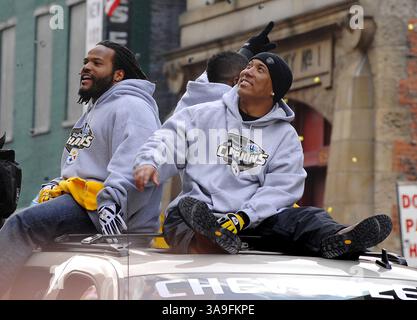 3. Februar 2009 – Pittsburgh, PA, USA – 03. Februar 2009 – Pittsburgh, Pennsylvania – Pittsburgh Steelers Wide Receiver HINES WARD, Right und Fullback CAREY DAVIS. Fans von Pittsburgh Steelers versammelten sich zu einer Siegesparade, um den Super Bowl XLIII der Pittsburgh Steelers zu feiern. Foto: Jason L. Nelson/AdMedia Stockfoto