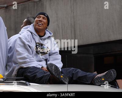 Februar 2009 – Pittsburgh, PA, USA – 03. Februar 2009 – Pittsburgh, Pennsylvania – Pittsburgh Steelers Wide Receiver HINES WARD. Fans von Pittsburgh Steelers versammelten sich zu einer Siegesparade, um den Super Bowl XLIII der Pittsburgh Steelers zu feiern. Foto: Jason L. Nelson/AdMedia Stockfoto