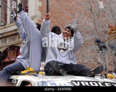 Februar 2009 – Pittsburgh, PA, USA – 03. Februar 2009 – Pittsburgh, Pennsylvania – Pittsburgh Steelers Wide Receiver HINES WARD. Fans von Pittsburgh Steelers versammelten sich zu einer Siegesparade, um den Super Bowl XLIII der Pittsburgh Steelers zu feiern. Foto: Jason L. Nelson/AdMedia Stockfoto