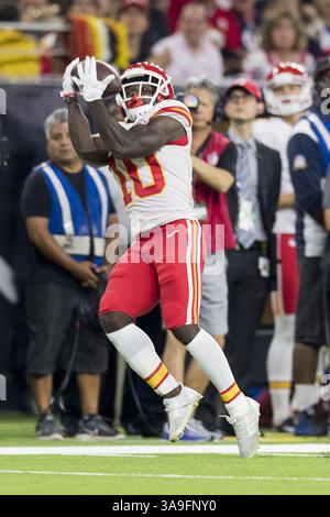 8. Oktober 2017 – Houston, Texas, USA – 8. Oktober 2017 – Houston, Texas USA – Kansas City Chiefs Wide Receiver Tyreek Hill (10) mit einem 1. Rückstand während des regulären Saisonspiels der NFL zwischen den Houston Texans und den Kansas City Chiefs im NRG Stadium in Houston, Texas. Maria Lysaker/ZUMA Wire Service (Kreditbild: © Maria Lysaker Via ZUMA Wire) Stockfoto
