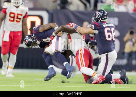 8. Oktober 2017 – Houston, Texas, USA – 8. Oktober 2017 – Houston, Texas USA – Kansas City Chiefs außerhalb des Linebacker Justin Houston (50) besiegt Houston Texans Quarterback Deshaun Watson (4) während des regulären Saisonspiels zwischen den Houston Texans und den Kansas City Chiefs im NRG Stadium in Houston, Texas. Maria Lysaker/ZUMA Wire Service (Kreditbild: © Maria Lysaker Via ZUMA Wire) Stockfoto
