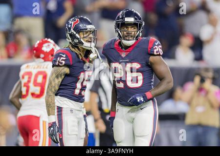 8. Oktober 2017 – Houston, Texas, USA – 8. Oktober 2017 – Houston, Texas USA – der Breitbandsieger will Fuller von Houston Texans (15) feiert im NRG Stadium in Houston, Texas, mit Lamar Miller (26), der während des regulären Saisonspiels zwischen den Houston Texans und den Kansas City Chiefs zurückgelaufen ist. Maria Lysaker/ZUMA Wire Service (Kreditbild: © Maria Lysaker Via ZUMA Wire) Stockfoto