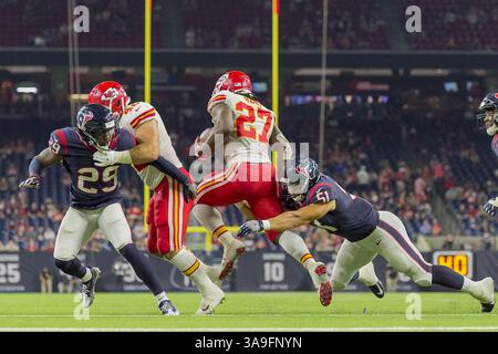 8. Oktober 2017 – Houston, Texas, USA – 8. Oktober 2017 – Houston, Texas USA – Houston Texans Linebacker Dylan Cole (51) bekämpft Kansas City Chiefs Running Back Kareem Hunt (27) im 4. Quartal während des regulären Saisonspiels der NFL zwischen den Houston Texans und den Kansas City Chiefs im NRG Stadium in Houston, Texas. Maria Lysaker/ZUMA Wire Service (Kreditbild: © Maria Lysaker Via ZUMA Wire) Stockfoto