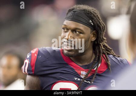 8. Oktober 2017 – Houston, Texas, USA – 8. Oktober 2017 – Houston, Texas USA – Houston Texans Defensive End Jadeveon Clowney (90) beobachtet das Spiel in den letzten Minuten des regulären Saisonspiels der NFL zwischen den Houston Texans und den Kansas City Chiefs im NRG Stadium in Houston, Texas. Maria Lysaker/ZUMA Wire Service (Kreditbild: © Maria Lysaker Via ZUMA Wire) Stockfoto