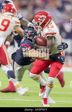 8. Oktober 2017 – Houston, Texas, USA – 8. Oktober 2017 – Houston, Texas USA – Houston Texans Linebacker Brennan Scarlett (57) kämpft im NRG Stadium in Houston, Texas, gegen den Breitbandspieler de'Anthony Thomas (13) der Kansas City Chiefs. Maria Lysaker/ZUMA Wire Service (Kreditbild: © Maria Lysaker Via ZUMA Wire) Stockfoto
