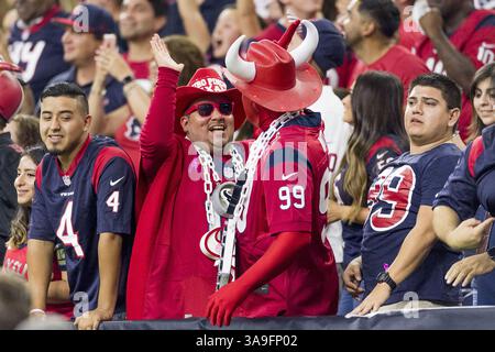 8. Oktober 2017 – Houston, Texas, USA – 8. Oktober 2017 – Houston, Texas USA – Houston Fans feiern den Auftakt während des regulären Saisonspiels der NFL zwischen den Houston Texans und den Kansas City Chiefs im NRG Stadium in Houston, Texas. Maria Lysaker/ZUMA Wire Service (Kreditbild: © Maria Lysaker Via ZUMA Wire) Stockfoto