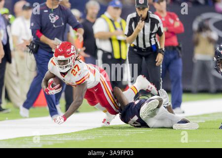8. Oktober 2017 – Houston, Texas, USA – 8. Oktober 2017 – Houston, Texas USA – Kansas City Chiefs Running Back Kareem Hunt (27) bricht nicht den Tackle von Houston Texans Linebacker Sio Moore (54) während des regulären Saisonspiels zwischen den Houston Texans und den Kansas City Chiefs im NRG Stadium in Houston, Texas. Maria Lysaker/ZUMA Wire Service (Kreditbild: © Maria Lysaker Via ZUMA Wire) Stockfoto