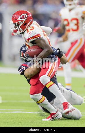 8. Oktober 2017 – Houston, Texas, USA – 8. Oktober 2017 – Houston, Texas USA – Houston Texans Linebacker Brennan Scarlett (57) kämpft im NRG Stadium in Houston, Texas, gegen den Breitbandspieler de'Anthony Thomas (13) der Kansas City Chiefs. Maria Lysaker/ZUMA Wire Service (Kreditbild: © Maria Lysaker Via ZUMA Wire) Stockfoto